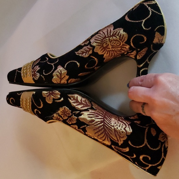 Elegant Black and Gold Heels - Picture 7 of 16